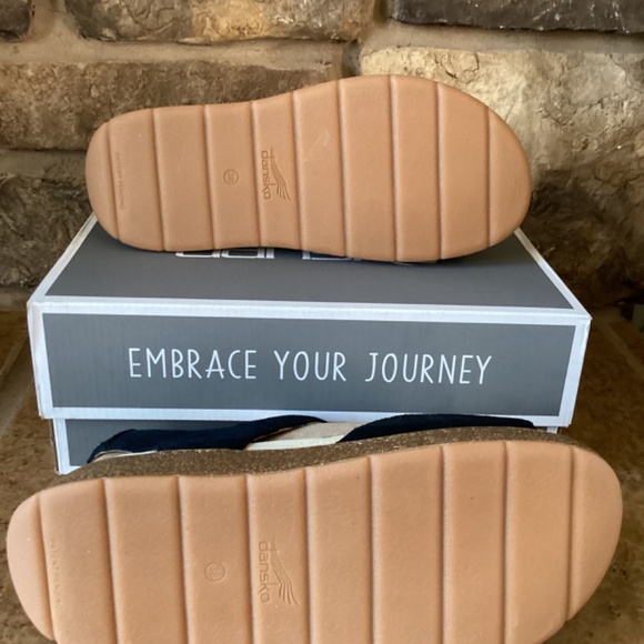 Dansko Bianca Platform Sandal Black Burnished Suede EU 38 US 7.5-8 Women Shoes - Picture 3 of 9